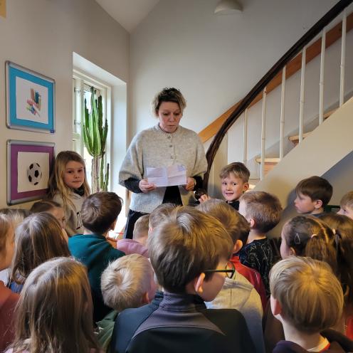 Skoleleder Jennie Thomsen holder åbningstale ved indvielsen af 4kløver Skole og Børnehus' SFO-bibliotek i Ørbæk.