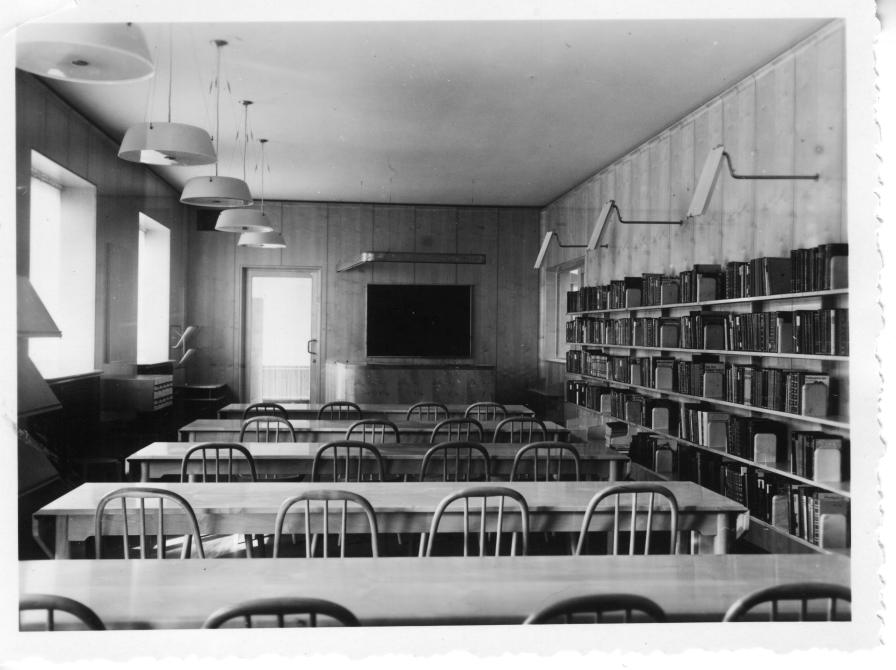 I børnenes læsesal var borde og stole designet specielt til børn – noget der aldrig tidligere var set på et bibliotek. Dette billede er fra 1945.