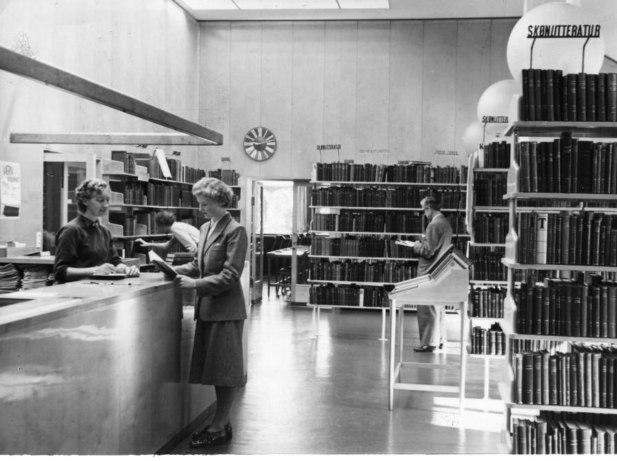 Personalet fotograferet i udlånet. Alt interiør var fortsat det originale fra bygningernes indvielse.