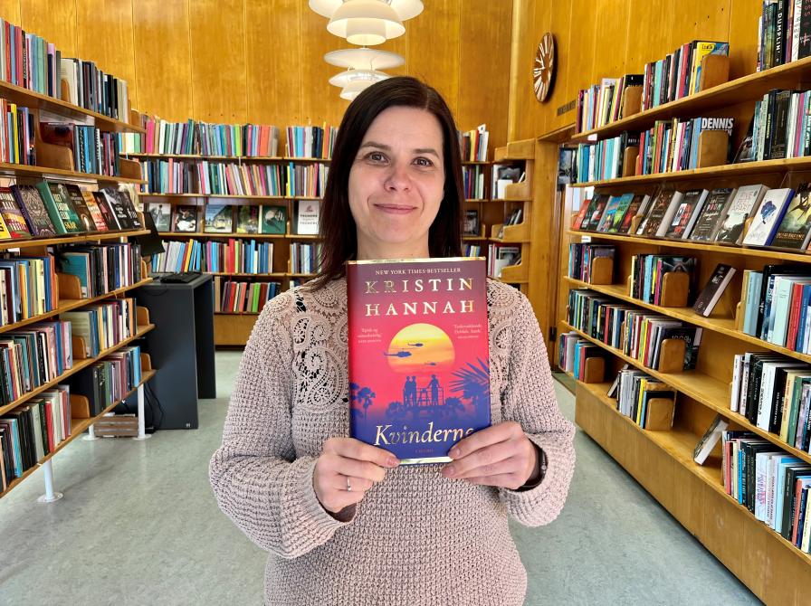 Bibliotekar Marianne med bogen "Kvinder" af Kristin Hannah.