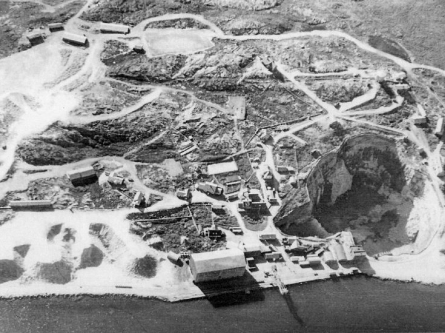 Den aktive mine i Ivittuut i bunden af Arsukfjorden i det sydvestlige Grønland set fra luften i 1953.