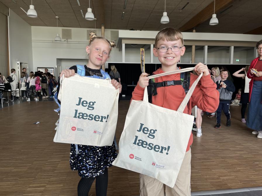 Som afslutning på dagen fik læseambassadørerne en læse-goodie-bag. Her er der Mathilde og Alexander, der begge synes, at det har været en virkelig sjov dag.