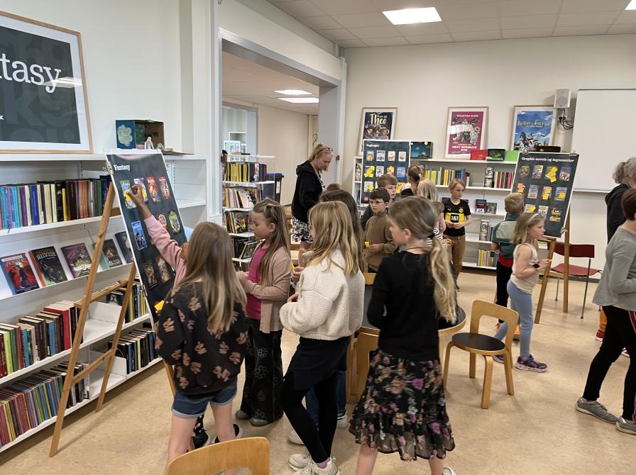 Læseambassadørerne stemmer på de bøger, de ønsker at få indkøbt til de nye SFO-biblioteker.